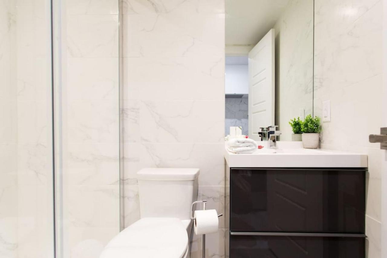 Palms Little Italy Studio With Full Bathroom By Denstays Montreal Exterior photo
